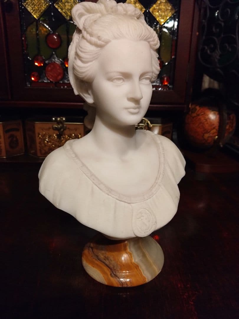 女性　胸像　大理石