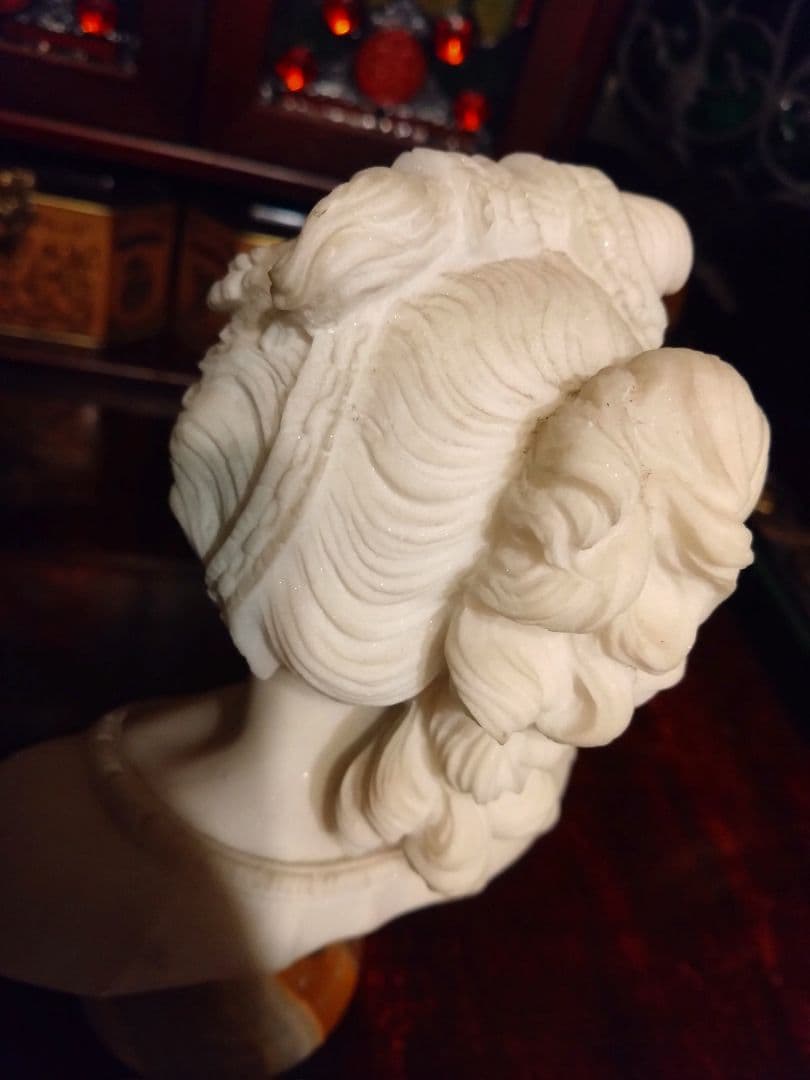 女性　胸像　大理石