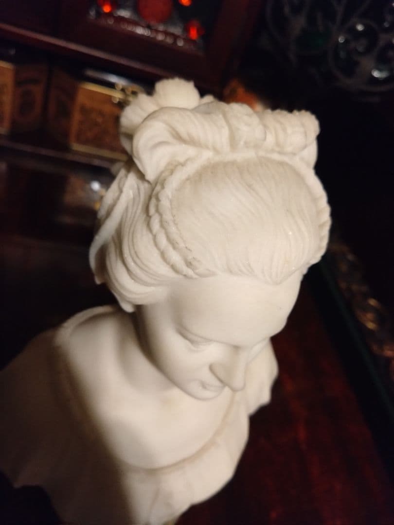 女性　胸像　大理石