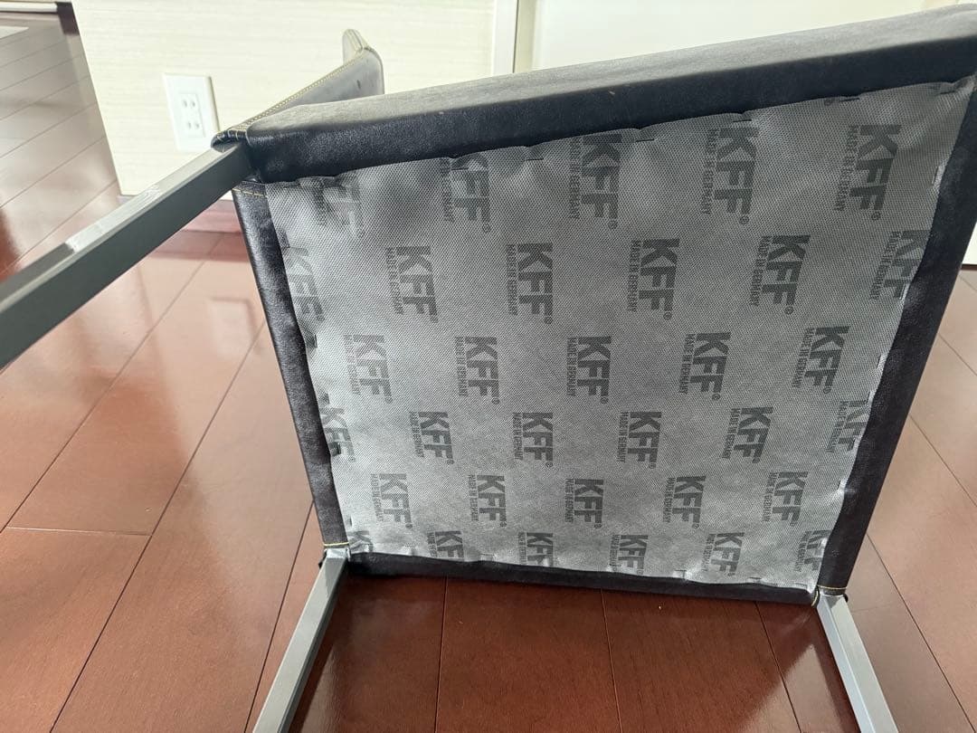 コードバンの椅子 イタリアのブランド