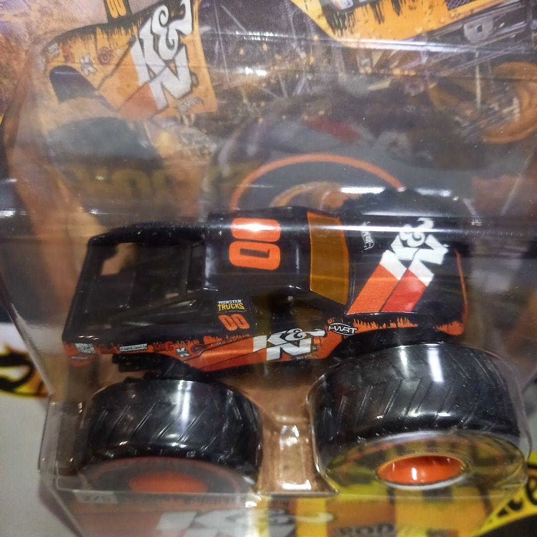 ホットウィールモンスタートラック2台セットポディウムクラッシャー