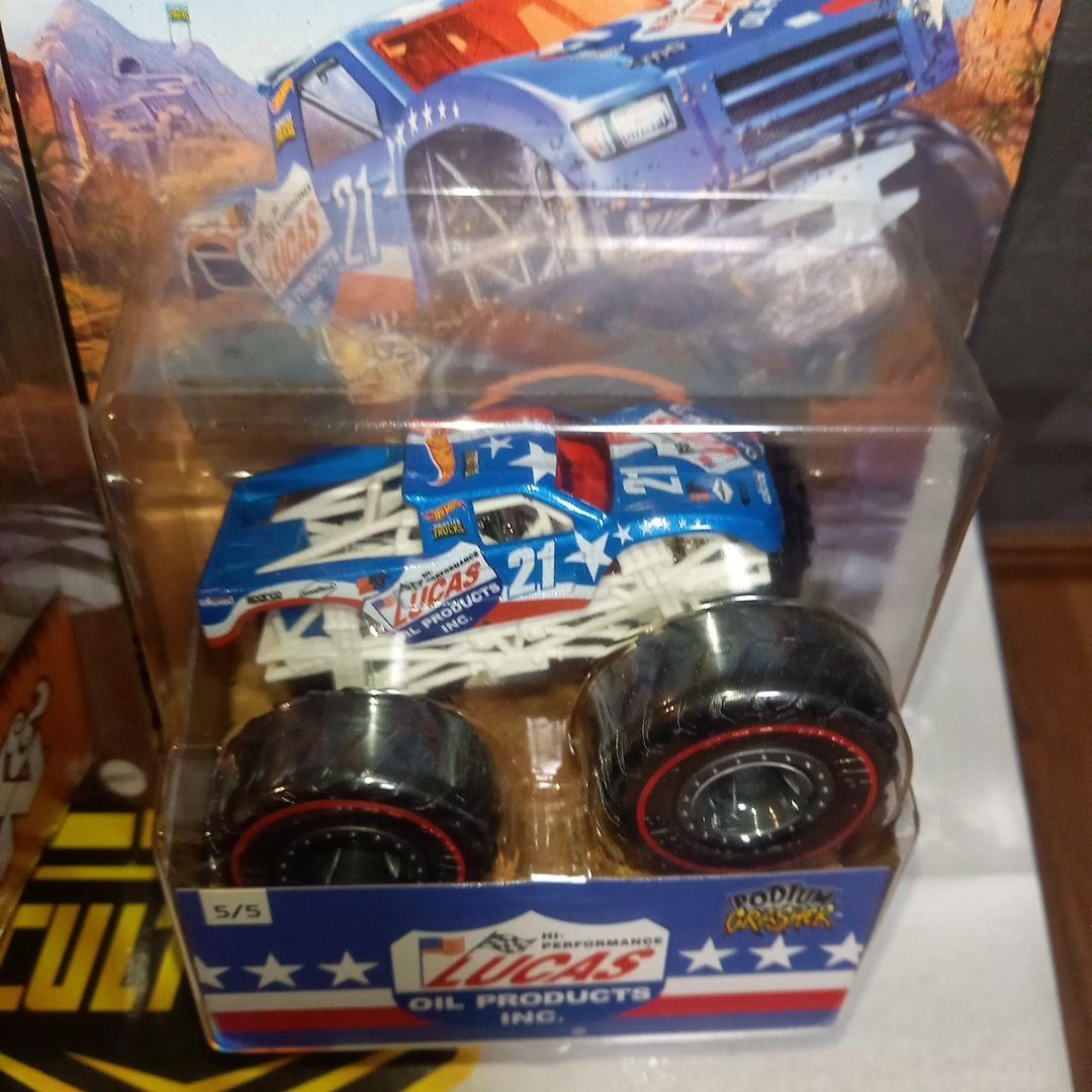 ホットウィールモンスタートラック2台セットポディウムクラッシャー