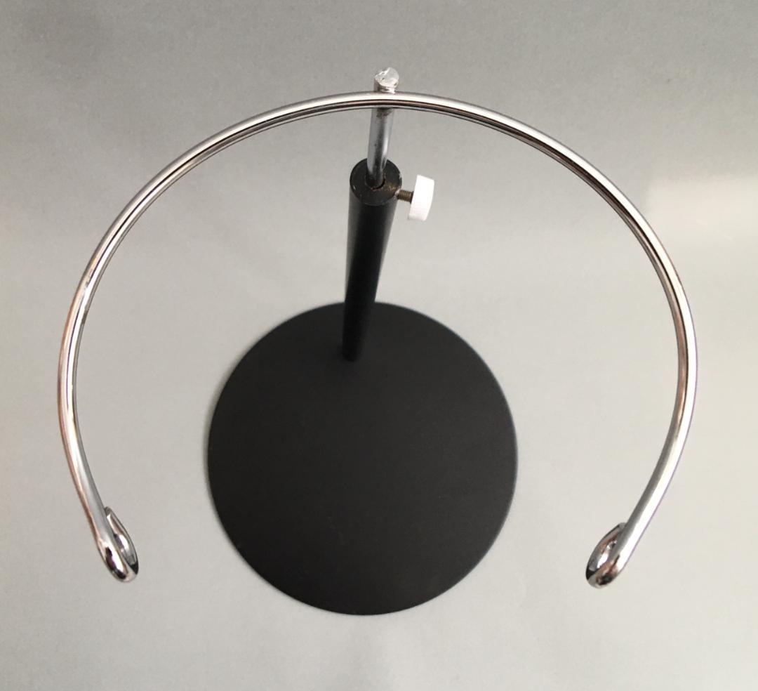 金属製ドールスタンド 台座直径18cm 中古品です。台座は重量のある鉄製台座