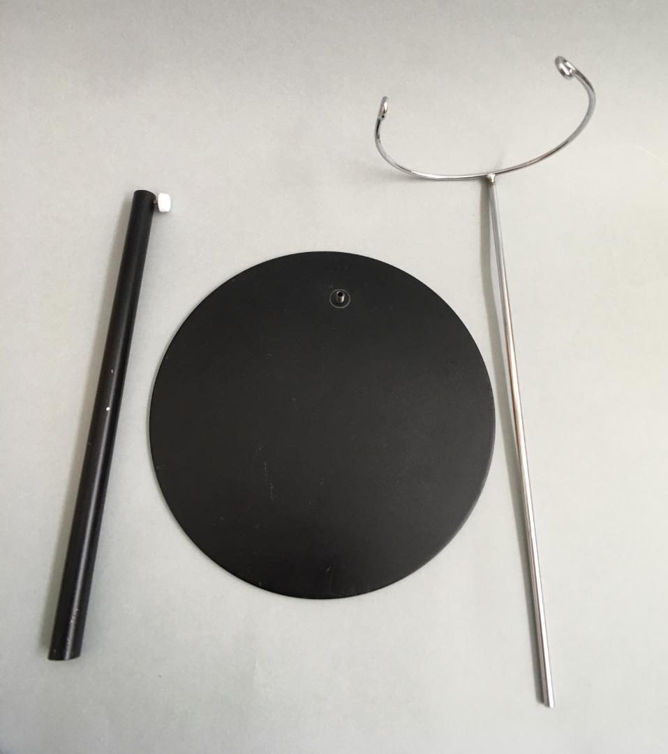 金属製ドールスタンド 台座直径18cm 中古品です。台座は重量のある鉄製台座