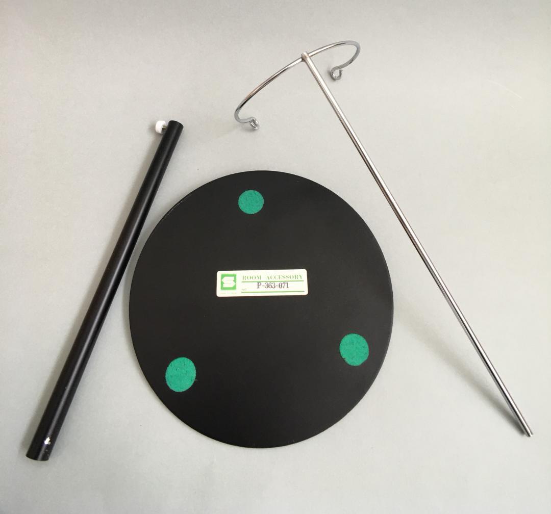 金属製ドールスタンド 台座直径18cm 中古品です。台座は重量のある鉄製台座