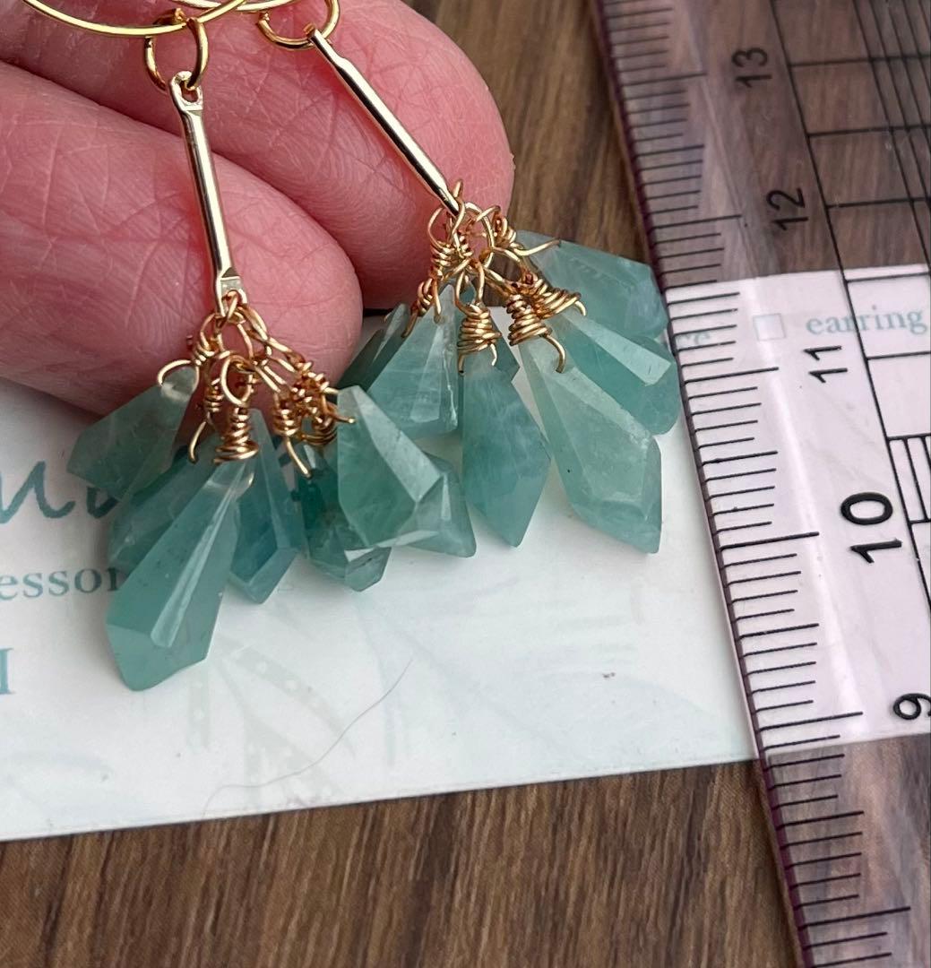 グランディディエライトラフドロッブのフサフサピアスチャーム