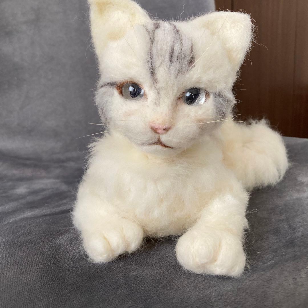 羊毛フェルト 猫の置物 高さ約15cm 全長23㎝