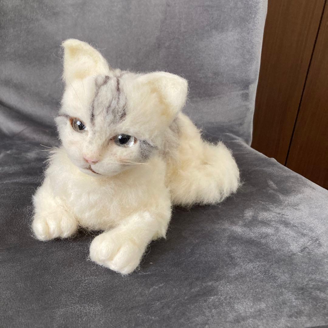 羊毛フェルト 猫の置物 高さ約15cm 全長23㎝