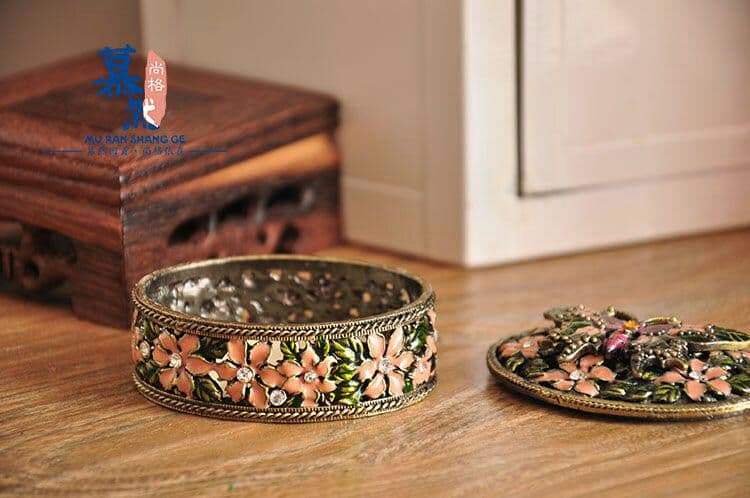 レトロすず合金透かし彫り花蝶々アクセサリーケース