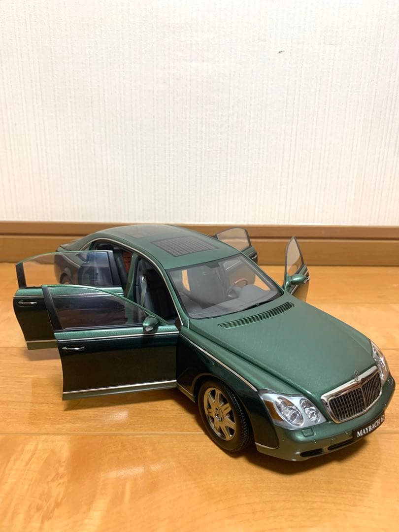 希少。AUTOART MAYBACH 62 1:18 ミニカー