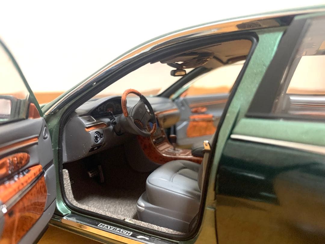 希少。AUTOART MAYBACH 62 1:18 ミニカー