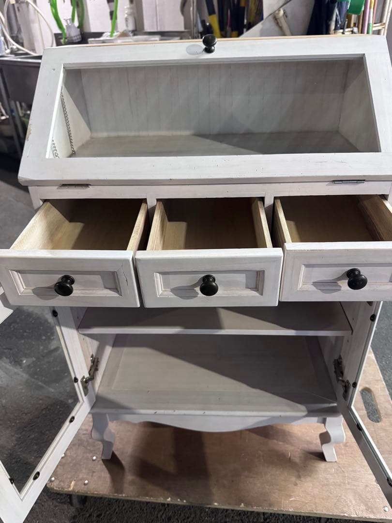 ホワイト木製キャビネット ガラス扉付き　猫足