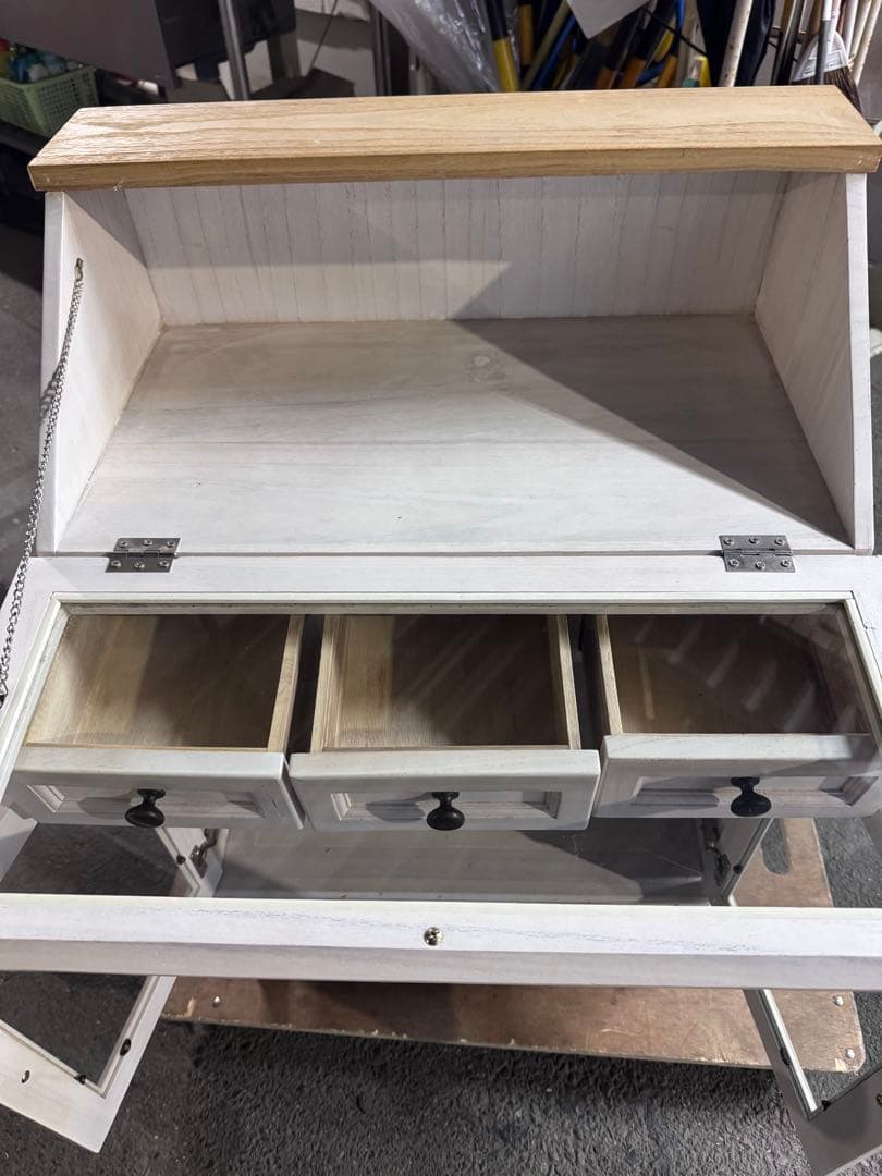 ホワイト木製キャビネット ガラス扉付き　猫足