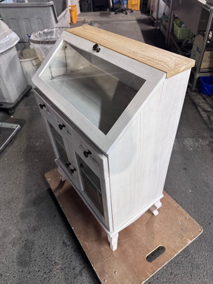 ホワイト木製キャビネット ガラス扉付き　猫足