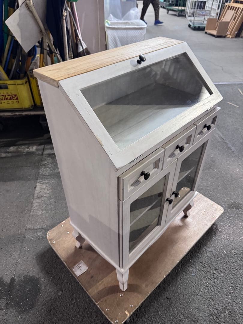 ホワイト木製キャビネット ガラス扉付き　猫足