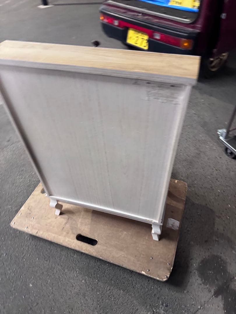 ホワイト木製キャビネット ガラス扉付き　猫足