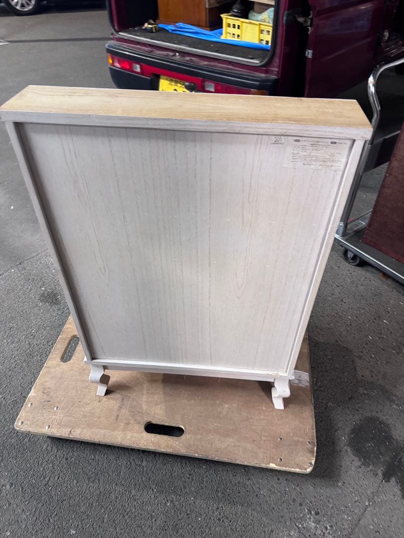 ホワイト木製キャビネット ガラス扉付き　猫足