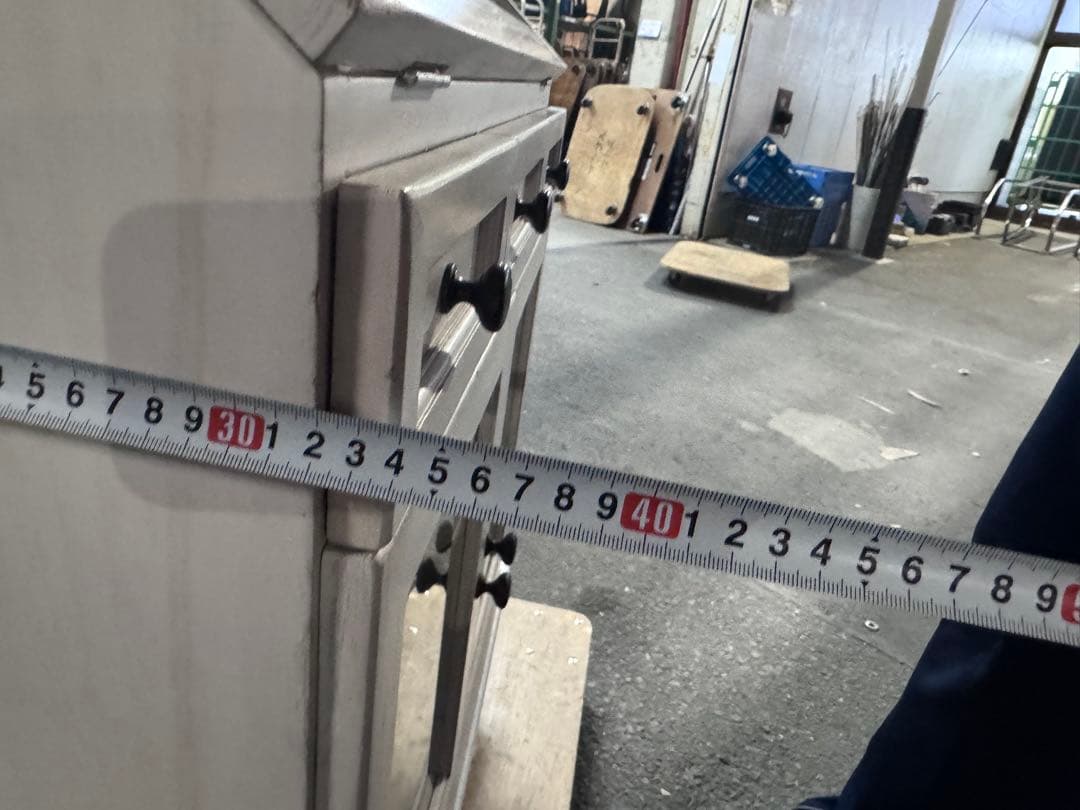 ホワイト木製キャビネット ガラス扉付き　猫足