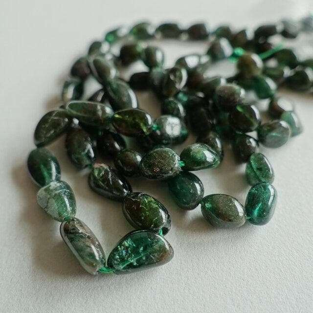 ゴールドワイヤーイヤリング（エメラルドグリーン）