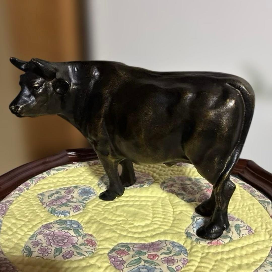 十二支の「丑」をモチーフにした高岡銅器の美術工芸品