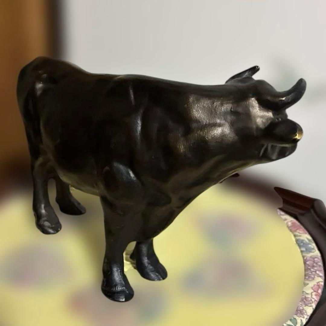 十二支の「丑」をモチーフにした高岡銅器の美術工芸品