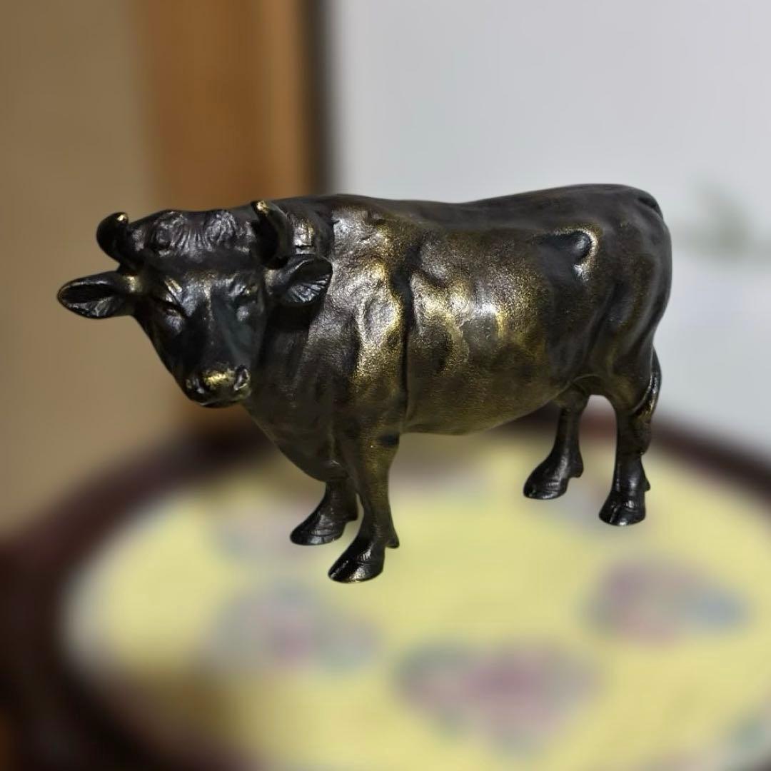 十二支の「丑」をモチーフにした高岡銅器の美術工芸品