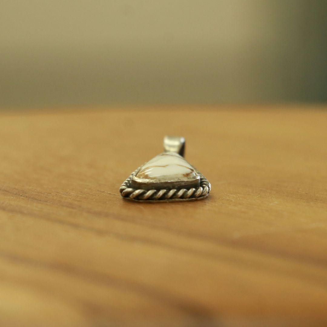 ワイルドホースペンダント ハンドメイド ネックレス インディアンジュエリー風
