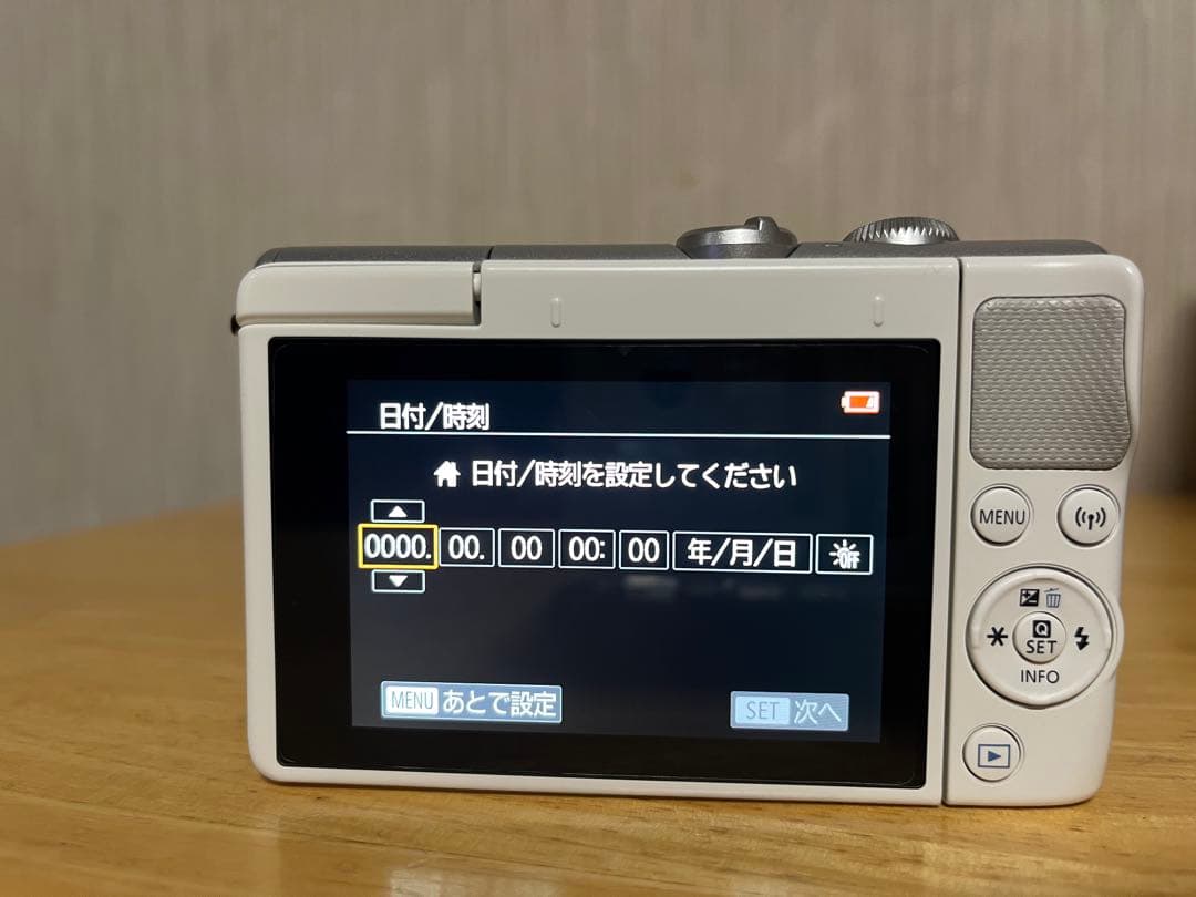Canon EOS M100ダブルレンズキット　ミラーレス一眼
