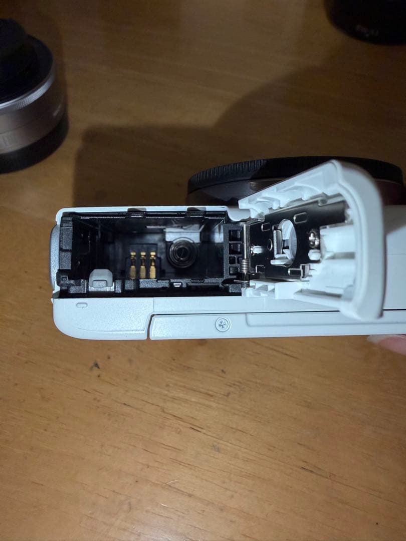 Canon EOS M100ダブルレンズキット　ミラーレス一眼