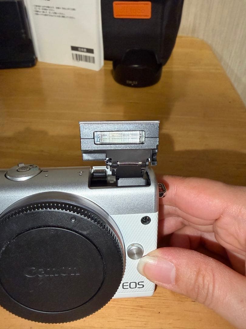 Canon EOS M100ダブルレンズキット　ミラーレス一眼