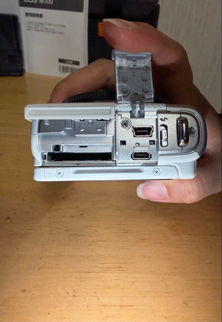 Canon EOS M100ダブルレンズキット　ミラーレス一眼