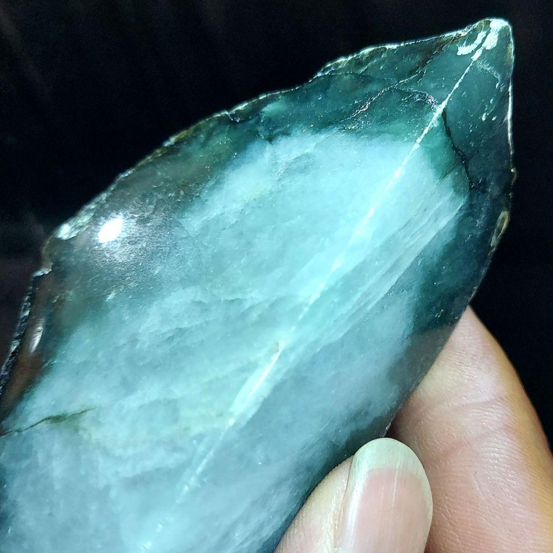 渋い色合い、模様がカッコいい 大きな JADEITE 本翡翠原石2面磨き 453