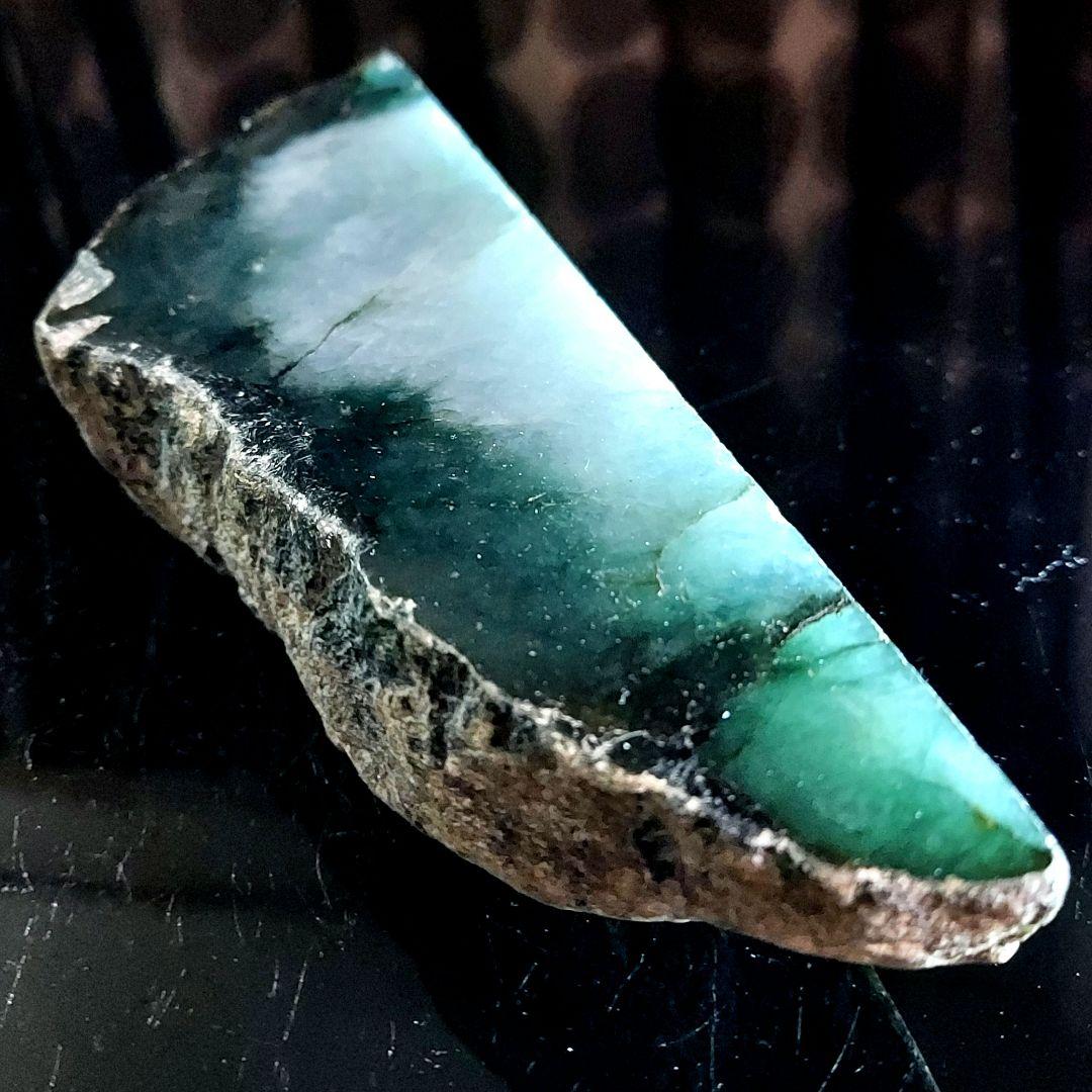 渋い色合い、模様がカッコいい 大きな JADEITE 本翡翠原石2面磨き 453