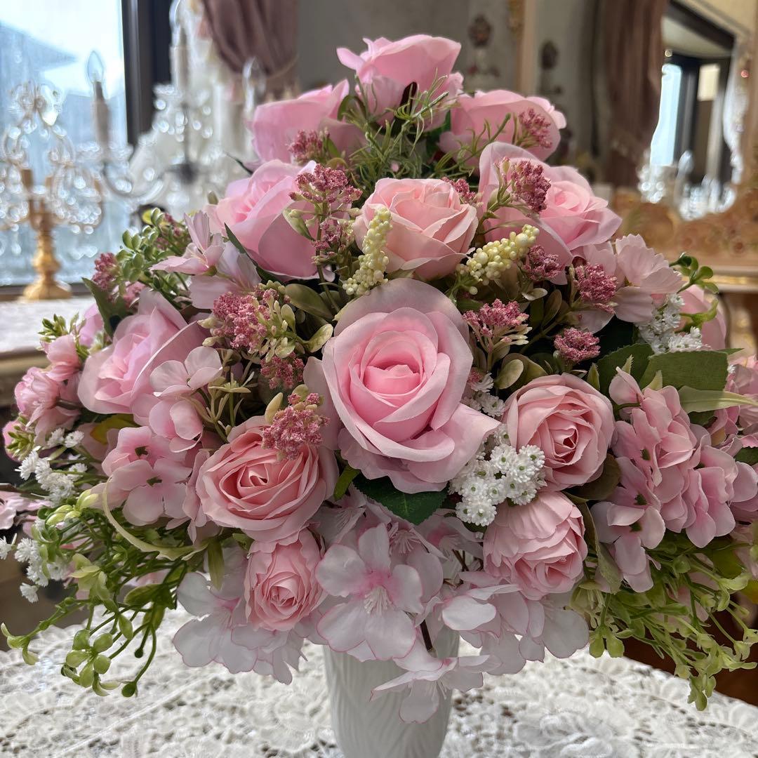 ピンクの薔薇とライスフラワーのフラワーアレンジメント・造花