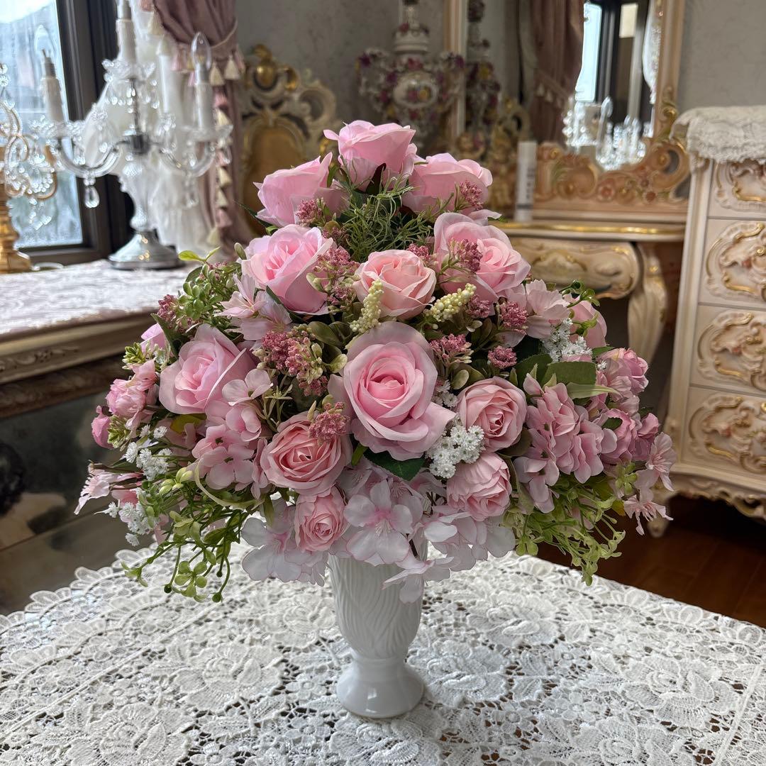 ピンクの薔薇とライスフラワーのフラワーアレンジメント・造花