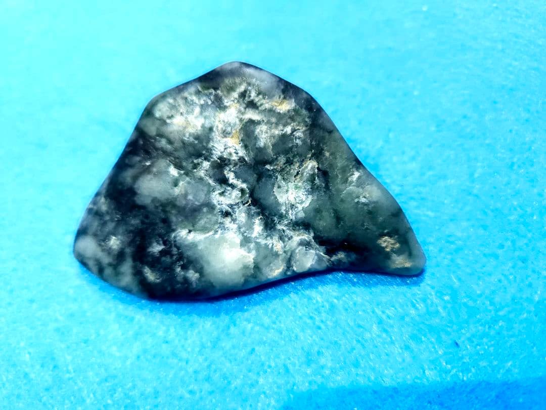 【圧砕】糸魚川翡翠原石 93g