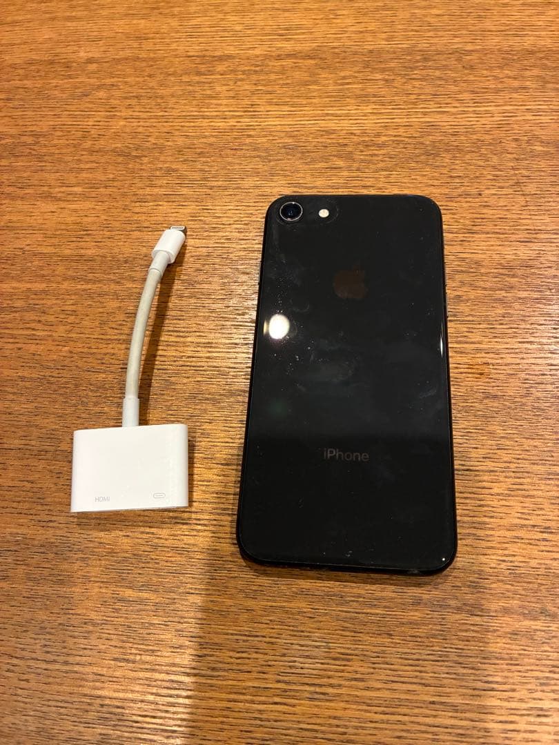 iPhone 8 ブラック + Lightningコネクタ　64Ｇ