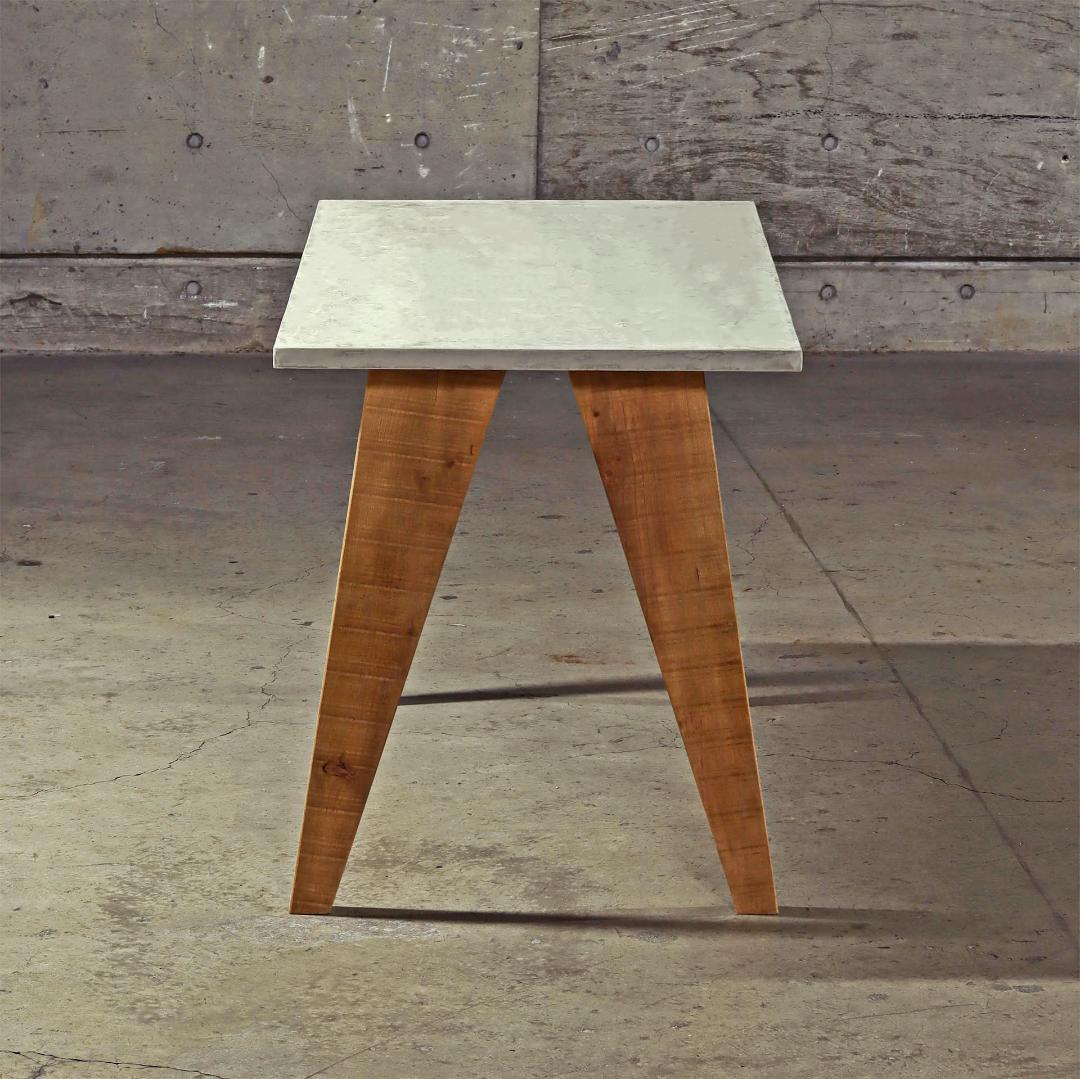 デスク｜パソコンデスク｜ライトグレー｜薄塗りモルタル｜三角脚｜ダイニングテーブル