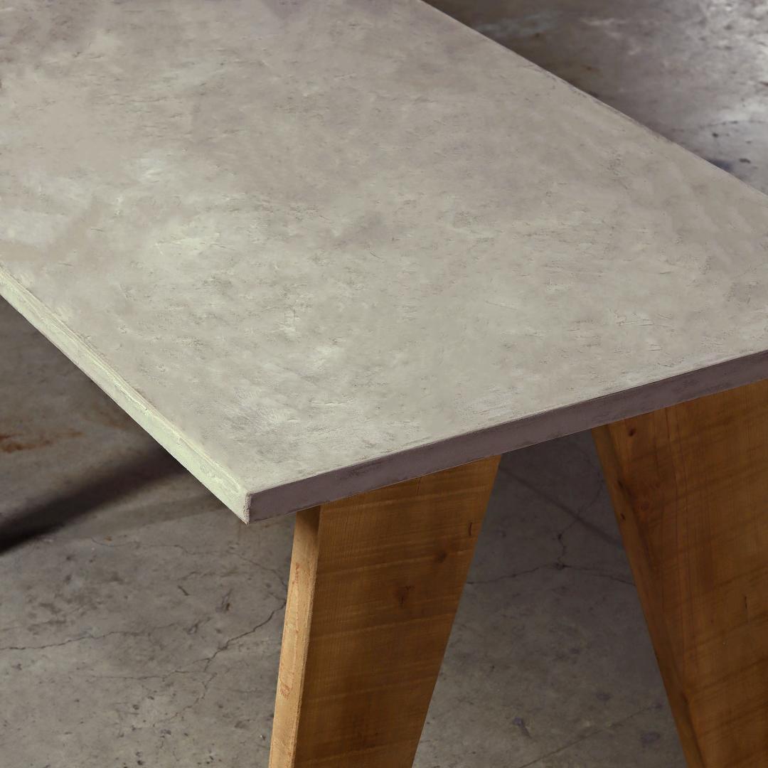 デスク｜パソコンデスク｜ライトグレー｜薄塗りモルタル｜三角脚｜ダイニングテーブル