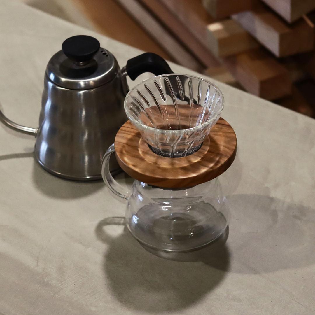 デスク｜パソコンデスク｜ライトグレー｜薄塗りモルタル｜三角脚｜ダイニングテーブル