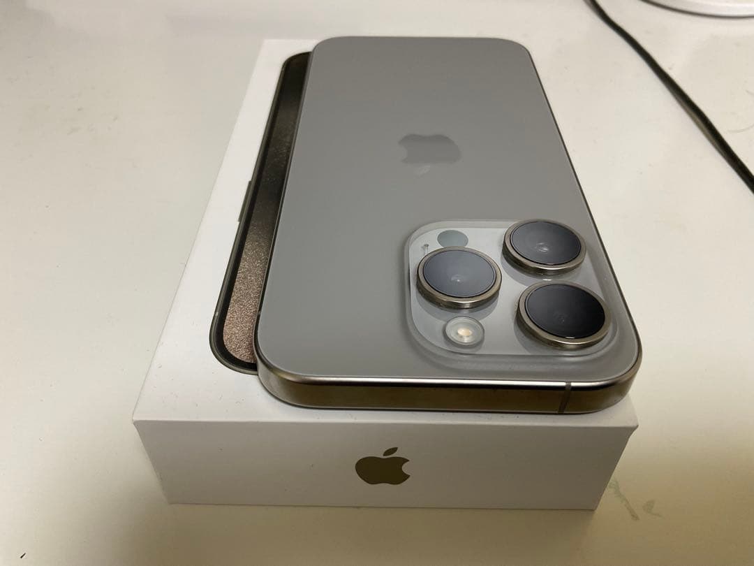 Apple iPhone 15 pro ナチュラルチタニウム　128GB