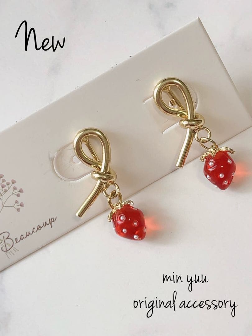 小さめ　いちご　イヤリング