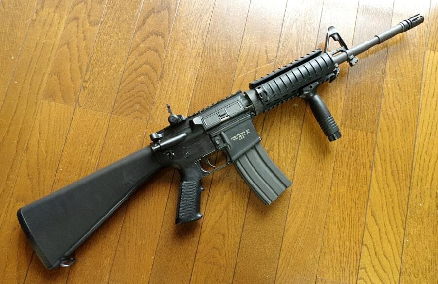 東京マルイ ナイツSR-16 M4カービン 300連射マガジン付き