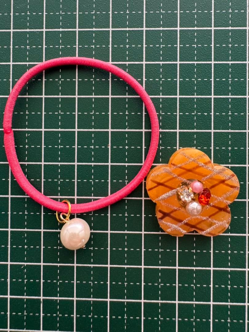 メグえもん様お取り置き№4056 お花型チェック柄レジンヘアゴム