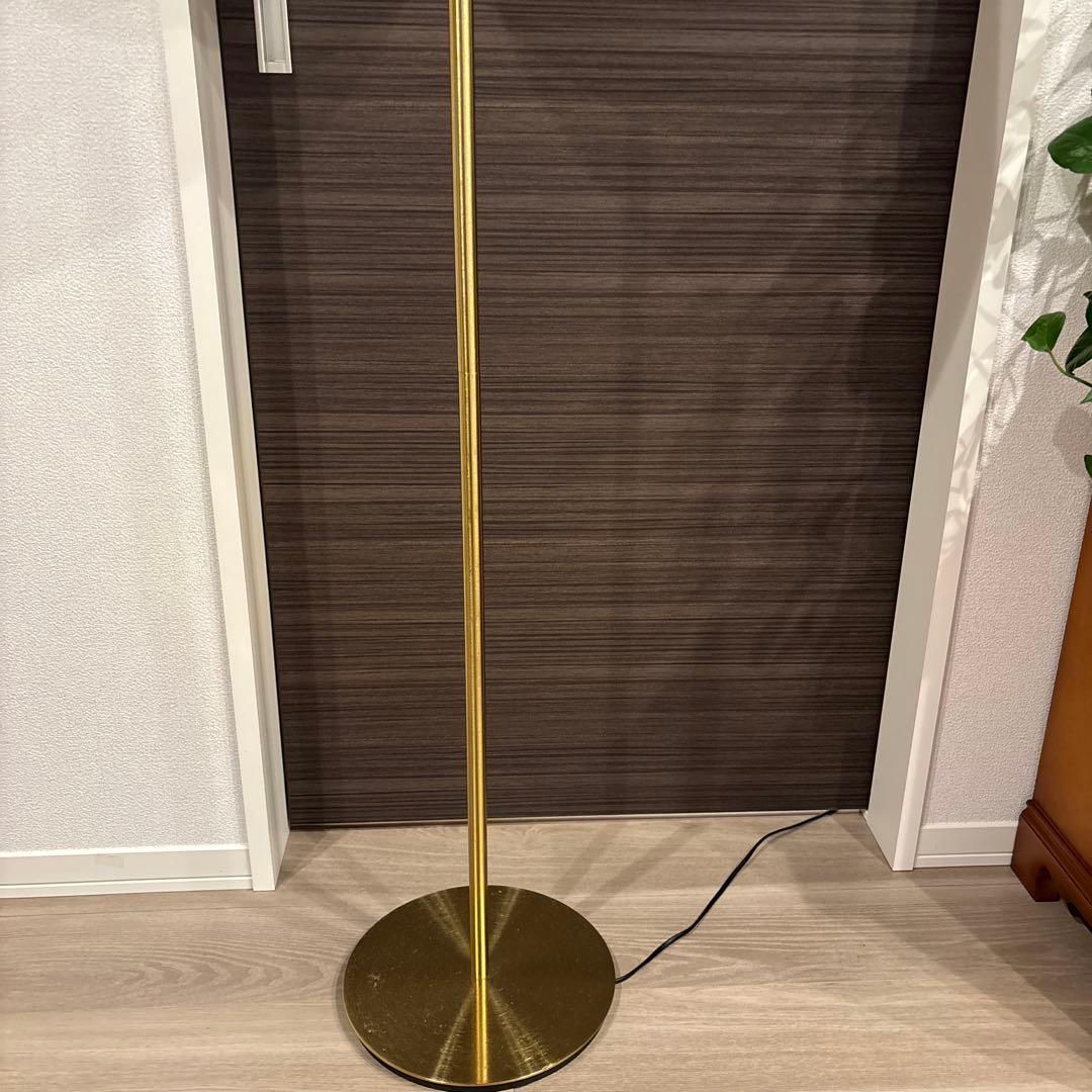 IKEAのゴールドフロアスタンドベージュシェード
