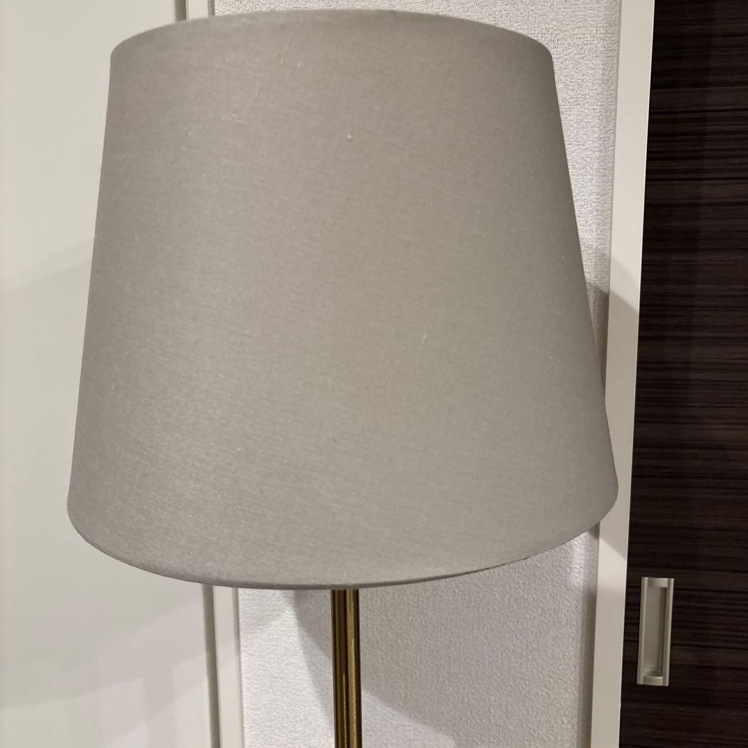 IKEAのゴールドフロアスタンドベージュシェード