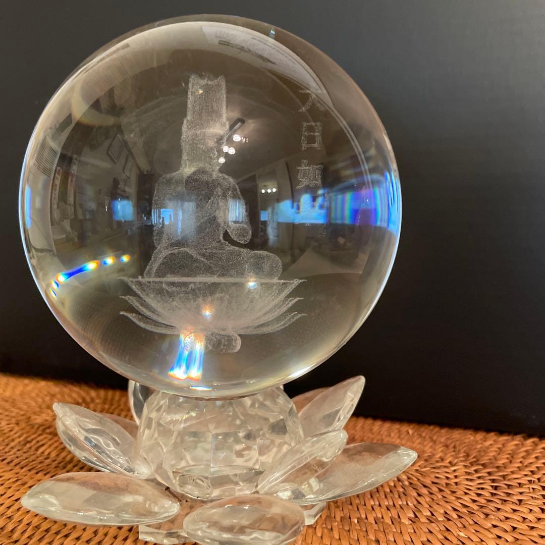 大玉水晶　大日如来　レーザー彫　台座付き