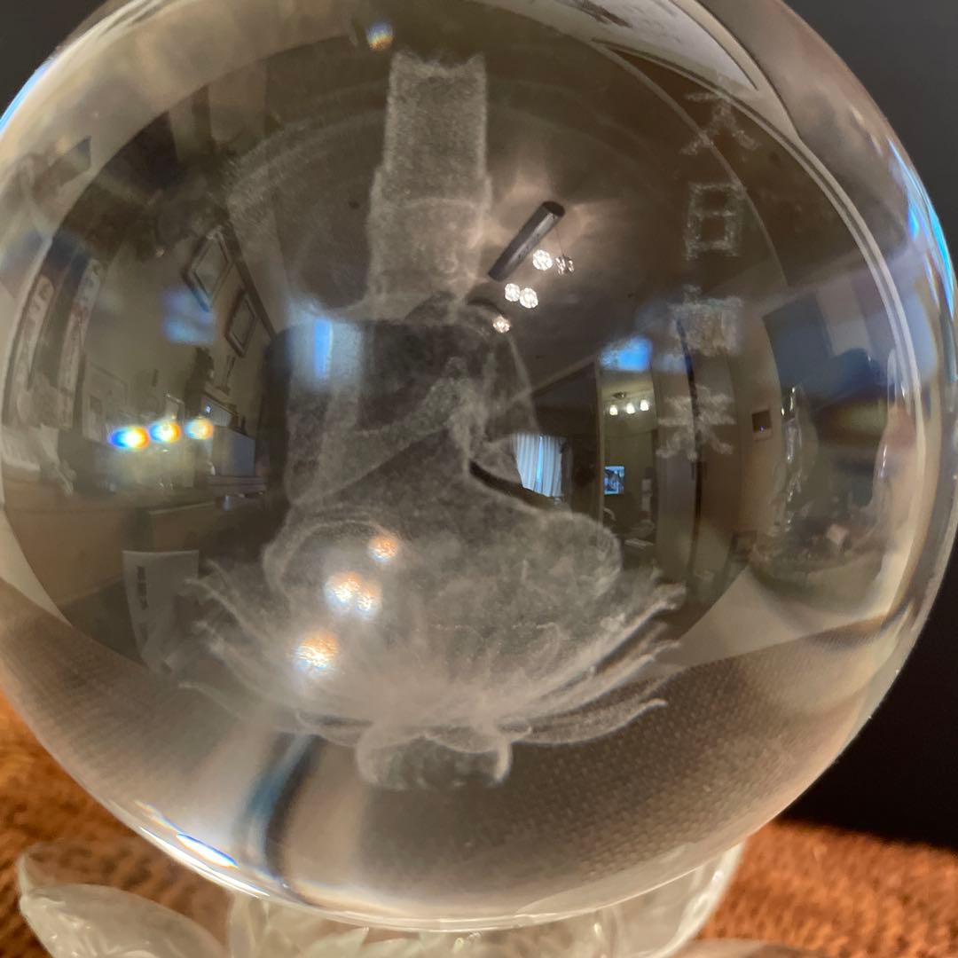 大玉水晶　大日如来　レーザー彫　台座付き