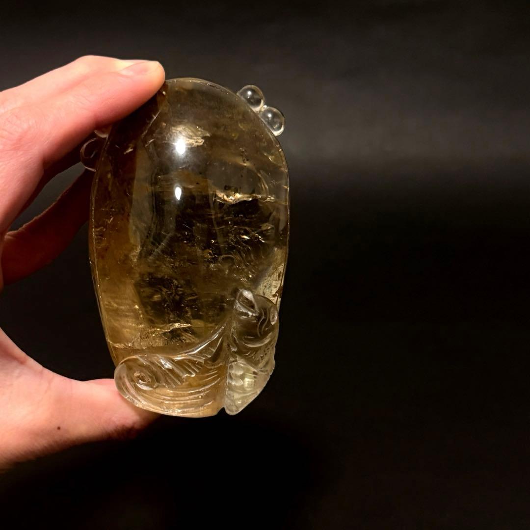 本水晶 クォーツ 魚彫刻 オブジェ 置物 木製台座付き