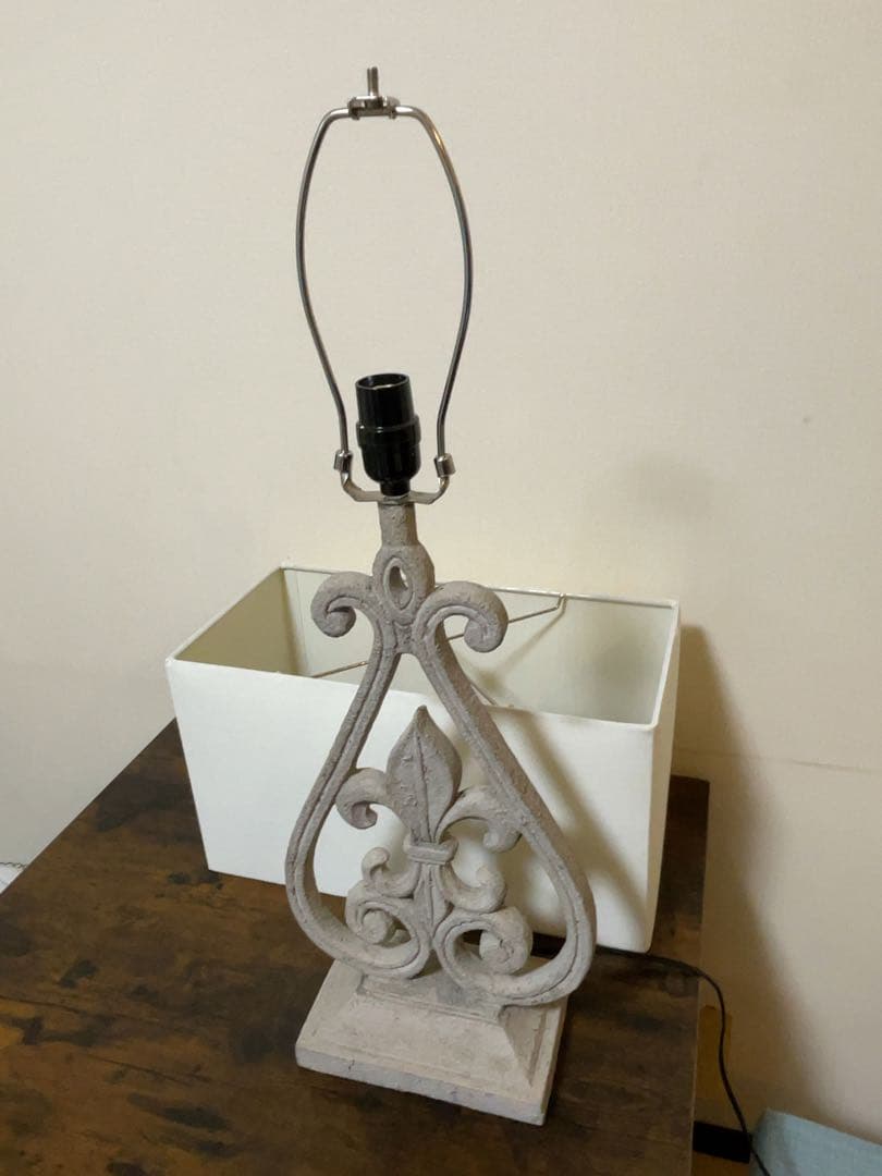 フルール・ド・リス テーブルランプ 照明　クレストビュー・コレクション